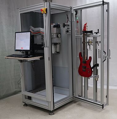 Computergesteuerte Werkzeugmaschine von Plek für die Bearbeitung von Saiteninstrumenten